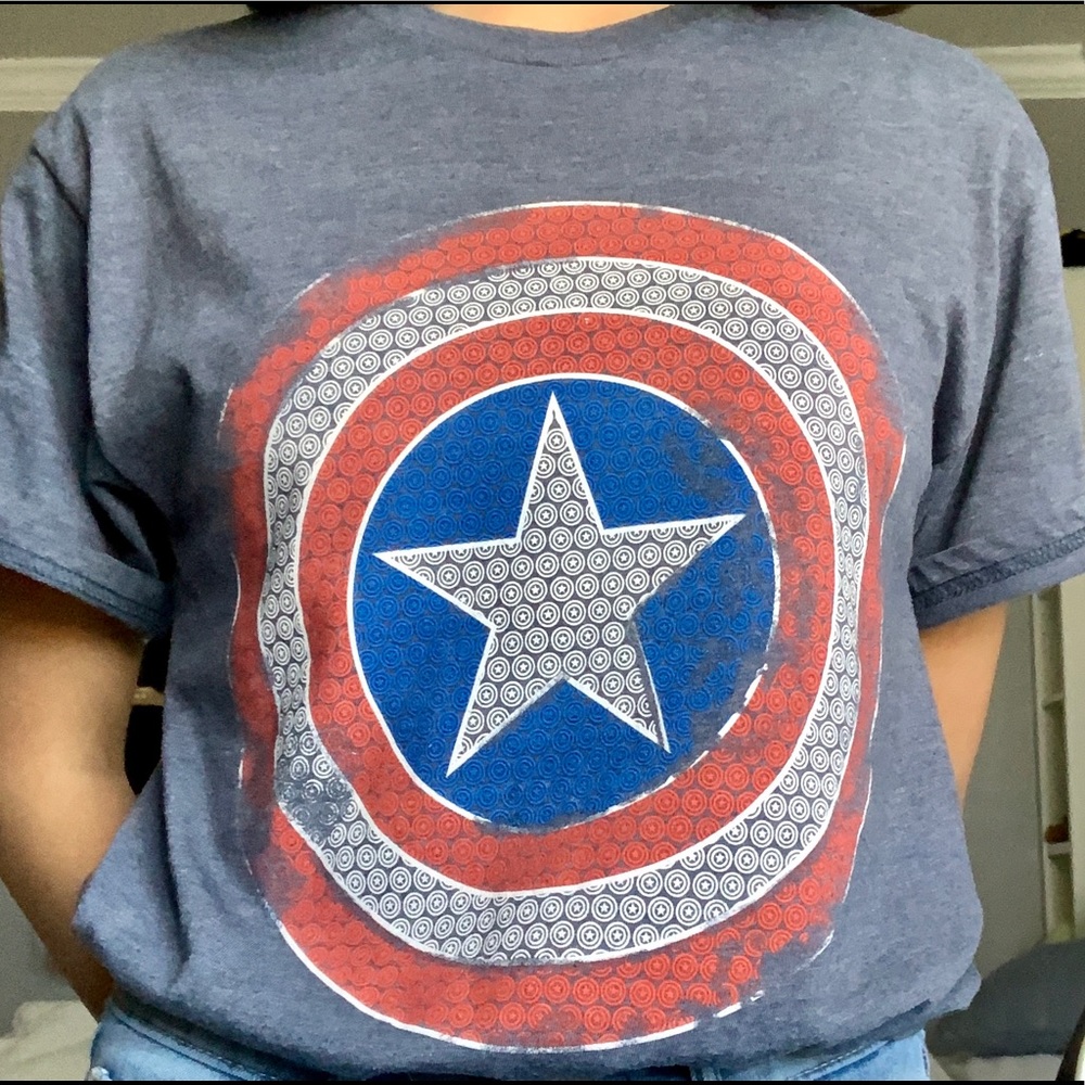 Captain America shield graphic T-shirt